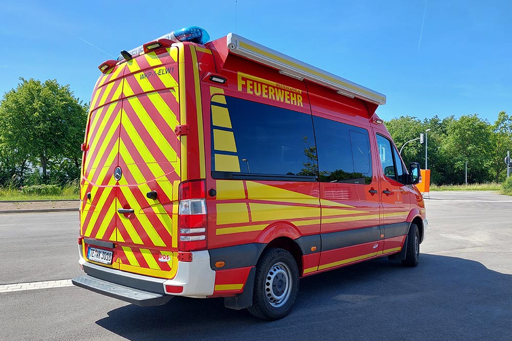 Heckansicht mit reflektierender Warnbeklebung beim ELW 1 der Feuerwehr Westerkappeln