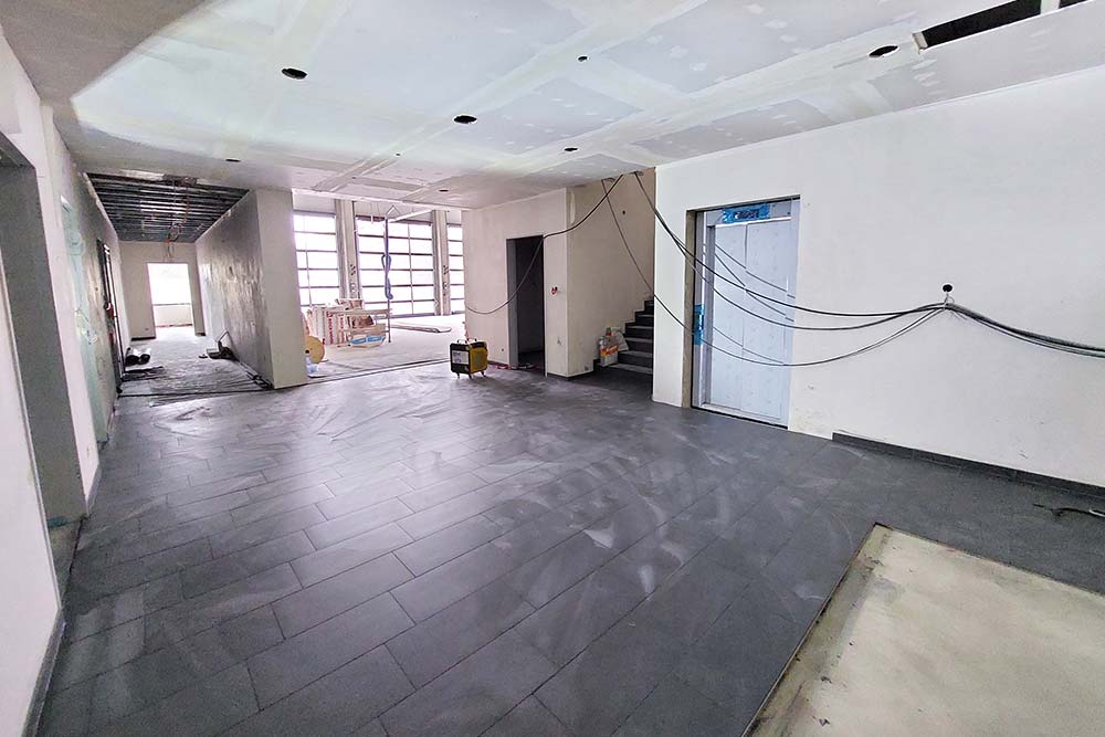 verputzte Wände und verlegte Bodenfliesen im Foyer/Eingang vom FGH Neubau des LZ Westerkappeln