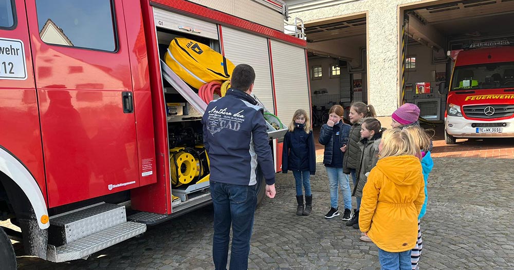 Fahrzeugbesichtigung mit der ganzen Beladung zur Hilfeleistung und Brandbekämpfung